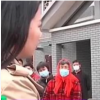 男子在新房客厅一低头就能看到3楼邻居家 现场一幕难以置信