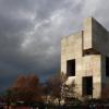 角形开口刺穿大学塔楼的混凝土立面by Morini Arquitectos