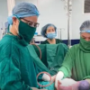 越南一孕妇剖腹产生下双胞胎 医生抱出第二个孩子时惊呆了