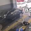 洗车工与车主争吵中突然晕倒 车主也应声倒下结局出人意料