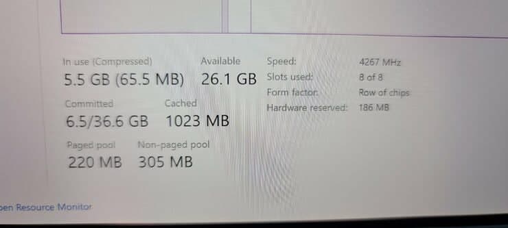 微软Surface Pro 8原型再次出现，显示出巨大的边框，相似的设计