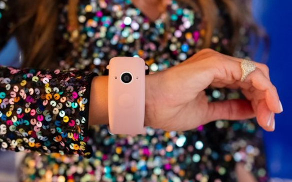 Wristcam表带将两个相机添加到Apple Watch