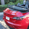 能源车资讯：特斯拉敞篷版Model 3位于后方的软质顶棚可以自动开闭