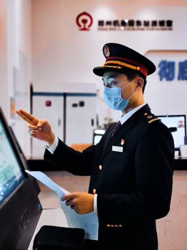 图片包含 人, 男人, 室内, 站描述已自动生成